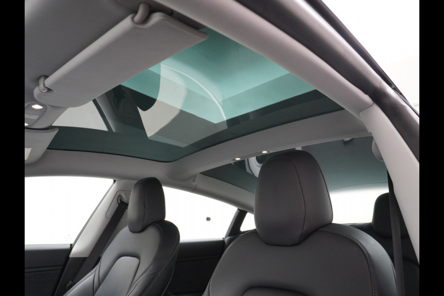 Tesla Model 3 Performance AWD 513pk FSD-MEEGELEVERD PAKKET! €71.440,- nieuw! 0-100kmh 3.4sec! Lmv-20" AutoPilot Carbon-Spoiler Full Self-Drivi Navi Led ACC DAB Voorverwarming interieur en Keyless via GSM-App One-Pedal-Drive Rode Remklauwen Premium Audio Veel grip door 4WD vierwielaandrijving.  Origineel Nederlandse auto nieuwprijs €72.080 Garantie op Accu en motor tot 28-12-2027/192.000km