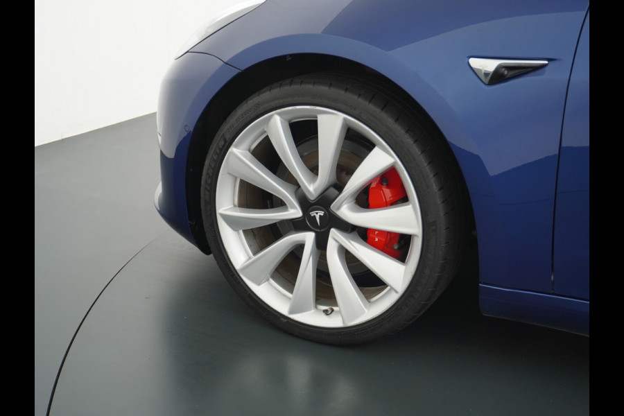 Tesla Model 3 Performance AWD 513pk FSD-MEEGELEVERD PAKKET! €71.440,- nieuw! 0-100kmh 3.4sec! Lmv-20" AutoPilot Carbon-Spoiler Full Self-Drivi Navi Led ACC DAB Voorverwarming interieur en Keyless via GSM-App One-Pedal-Drive Rode Remklauwen Premium Audio Veel grip door 4WD vierwielaandrijving.  Origineel Nederlandse auto nieuwprijs €72.080 Garantie op Accu en motor tot 28-12-2027/192.000km