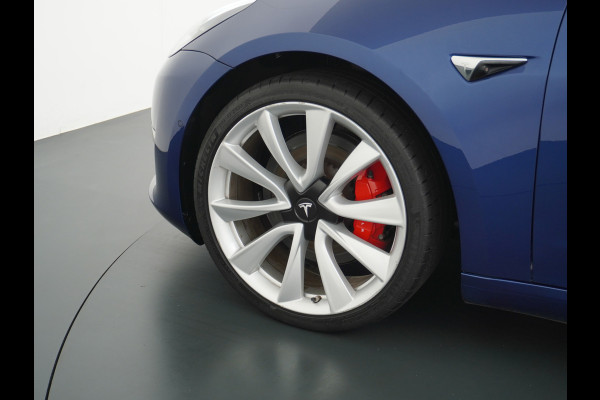 Tesla Model 3 Performance AWD 513pk FSD-MEEGELEVERD PAKKET! €71.440,- nieuw! 0-100kmh 3.4sec! Lmv-20" AutoPilot Carbon-Spoiler Full Self-Drivi Navi Led ACC DAB Voorverwarming interieur en Keyless via GSM-App One-Pedal-Drive Rode Remklauwen Premium Audio Veel grip door 4WD vierwielaandrijving.  Origineel Nederlandse auto nieuwprijs €72.080 Garantie op Accu en motor tot 28-12-2027/192.000km