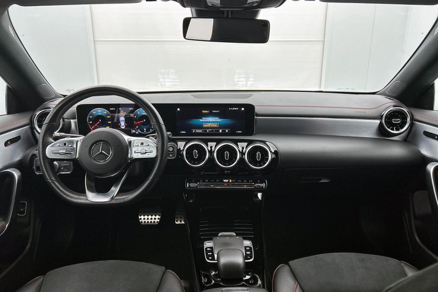 Mercedes-Benz CLA-Klasse 180 Business Solution AMG Upgrade Edition(NL-auto, Camera, Parkeerhulp, Navigatie, StoelV, Etc)