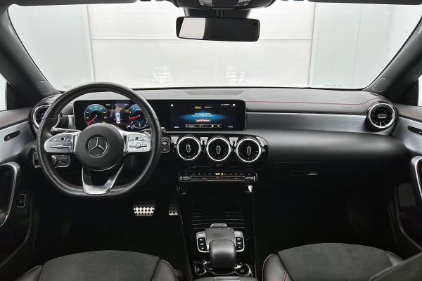 Mercedes-Benz CLA-Klasse 180 Business Solution AMG Upgrade Edition(NL-auto, Camera, Parkeerhulp, Navigatie, StoelV, Etc)