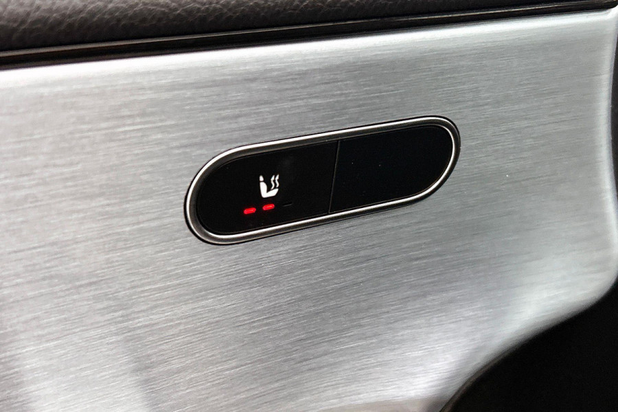 Mercedes-Benz CLA-Klasse 180 Business Solution AMG Upgrade Edition(NL-auto, Camera, Parkeerhulp, Navigatie, StoelV, Etc)