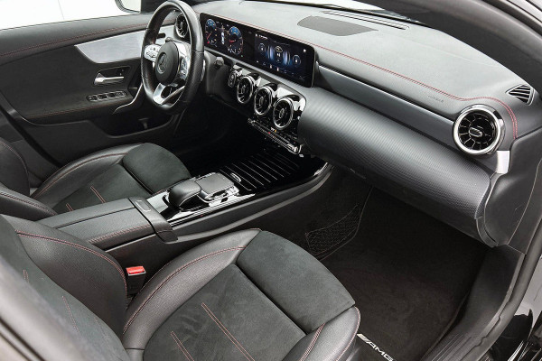 Mercedes-Benz CLA-Klasse 180 Business Solution AMG Upgrade Edition(NL-auto, Camera, Parkeerhulp, Navigatie, StoelV, Etc)