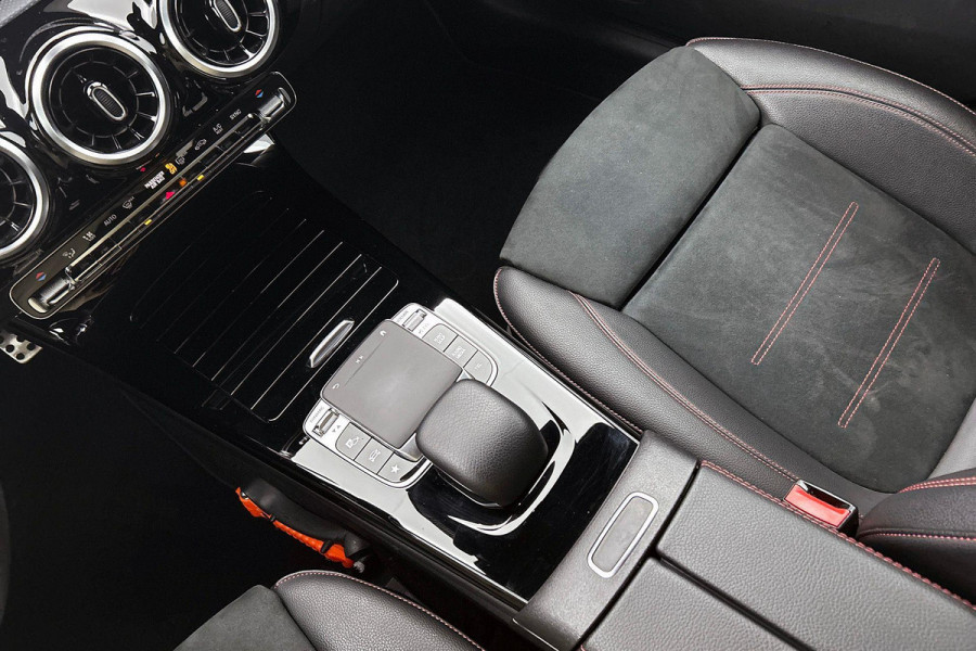 Mercedes-Benz CLA-Klasse 180 Business Solution AMG Upgrade Edition(NL-auto, Camera, Parkeerhulp, Navigatie, StoelV, Etc)