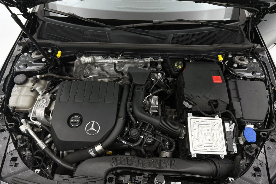 Mercedes-Benz CLA-Klasse 180 Business Solution AMG Upgrade Edition(NL-auto, Camera, Parkeerhulp, Navigatie, StoelV, Etc)