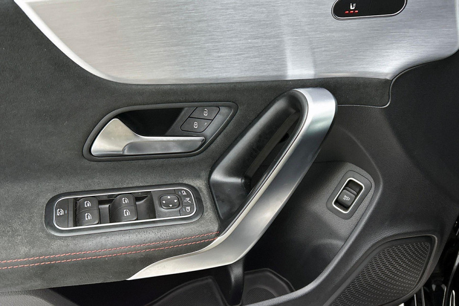 Mercedes-Benz CLA-Klasse 180 Business Solution AMG Upgrade Edition(NL-auto, Camera, Parkeerhulp, Navigatie, StoelV, Etc)
