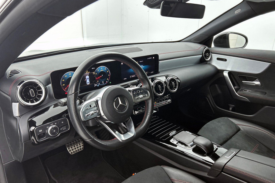Mercedes-Benz CLA-Klasse 180 Business Solution AMG Upgrade Edition(NL-auto, Camera, Parkeerhulp, Navigatie, StoelV, Etc)