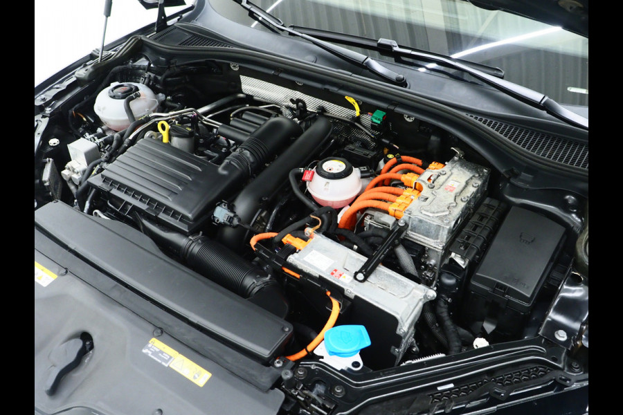 Škoda Superb Combi 1.4 TSI iV Sportline 218PK | Panoramadak | Trekhaak | Canton | Sportstoelen | Camera | Keyless