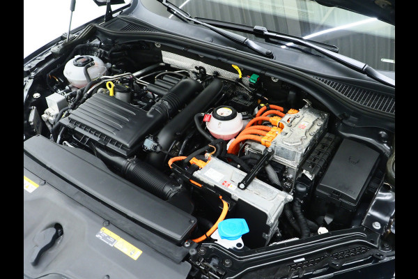 Škoda Superb Combi 1.4 TSI iV Sportline 218PK | Panoramadak | Trekhaak | Canton | Sportstoelen | Camera | Keyless