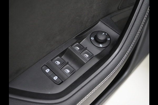 Škoda Superb Combi 1.4 TSI iV Sportline 218PK | Panoramadak | Trekhaak | Canton | Sportstoelen | Camera | Keyless