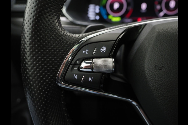 Škoda Superb Combi 1.4 TSI iV Sportline 218PK | Panoramadak | Trekhaak | Canton | Sportstoelen | Camera | Keyless