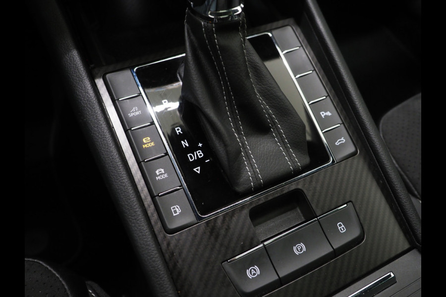 Škoda Superb Combi 1.4 TSI iV Sportline 218PK | Panoramadak | Trekhaak | Canton | Sportstoelen | Camera | Keyless