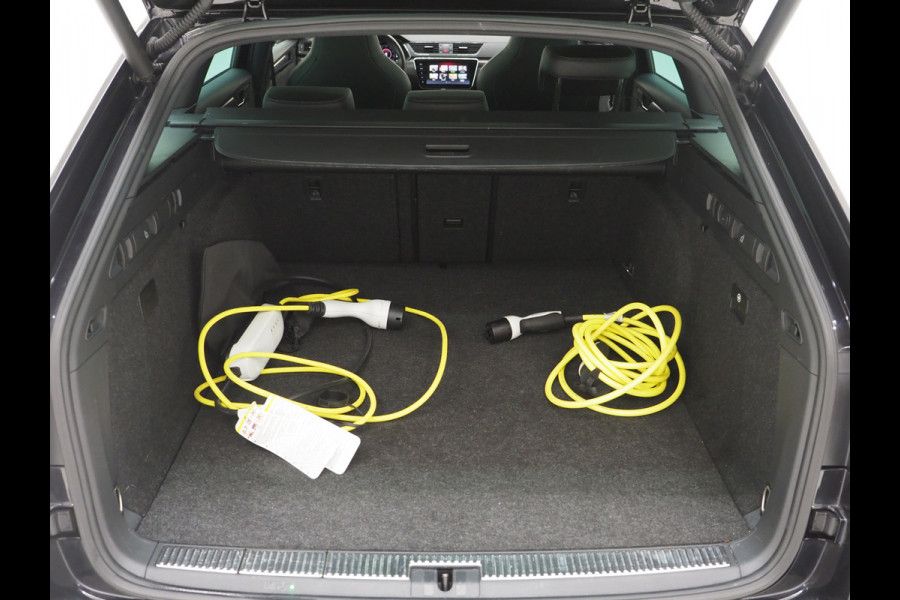Škoda Superb Combi 1.4 TSI iV Sportline 218PK | Panoramadak | Trekhaak | Canton | Sportstoelen | Camera | Keyless