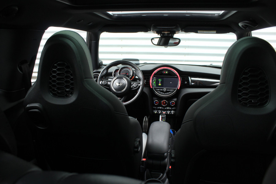 MINI John Cooper Works 2.0 232pk JCW Chili AUTOMAAT NL-Auto NAP 44dkm Clima Cruise Navi Camera Panoramadak HUD LMV