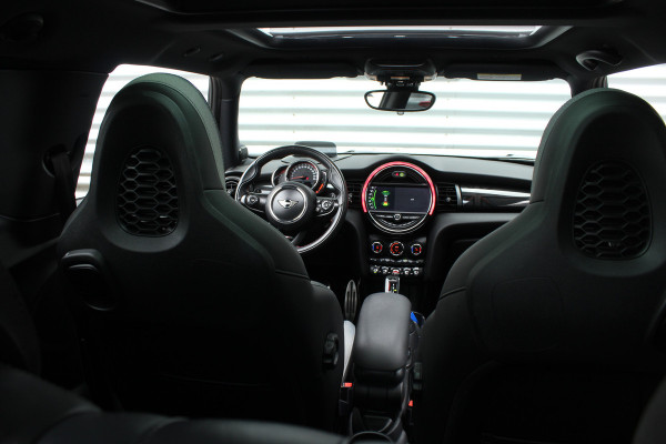 MINI John Cooper Works 2.0 232pk JCW Chili AUTOMAAT NL-Auto NAP 44dkm Clima Cruise Navi Camera Panoramadak HUD LMV