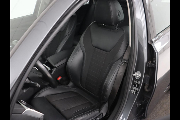 BMW 3 Serie 318i Executive Edition | Sport Line | Trekhaak | Sportstoelen | Carplay | Half leder | Live Cockpit | Navigatie | Climate control | Parkeerhulp
