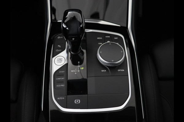 BMW 3 Serie 318i Executive Edition | Sport Line | Trekhaak | Sportstoelen | Carplay | Half leder | Live Cockpit | Navigatie | Climate control | Parkeerhulp