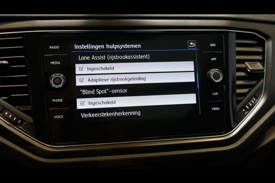 Volkswagen T-Roc 1.5 TSI Style AUTOMAAT-ACC-CAMERA-CARPLAY-FULL LED-MODE-NAVIGATIE-PANORAMA-VIRTUEEL-STOELVERWARMING