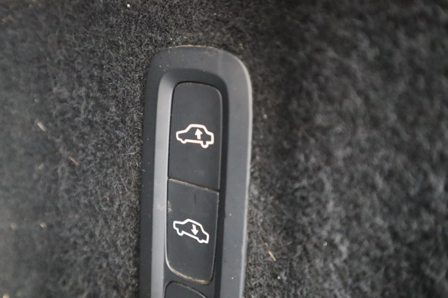 Volvo XC60 2.0 T8 Twin Engine AWD R-Design Luchtvering / Harman Kardon / Panorama dak /