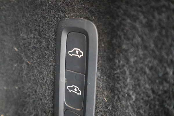 Volvo XC60 2.0 T8 Twin Engine AWD R-Design Luchtvering / Harman Kardon / Panorama dak /