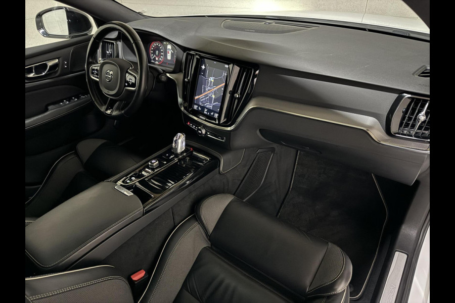 Volvo V60 2.0 T8 Recharge AWD R-Design Pano H/K Trekh. CarPlay