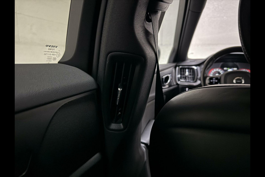 Volvo V60 2.0 T8 Recharge AWD R-Design Pano H/K Trekh. CarPlay