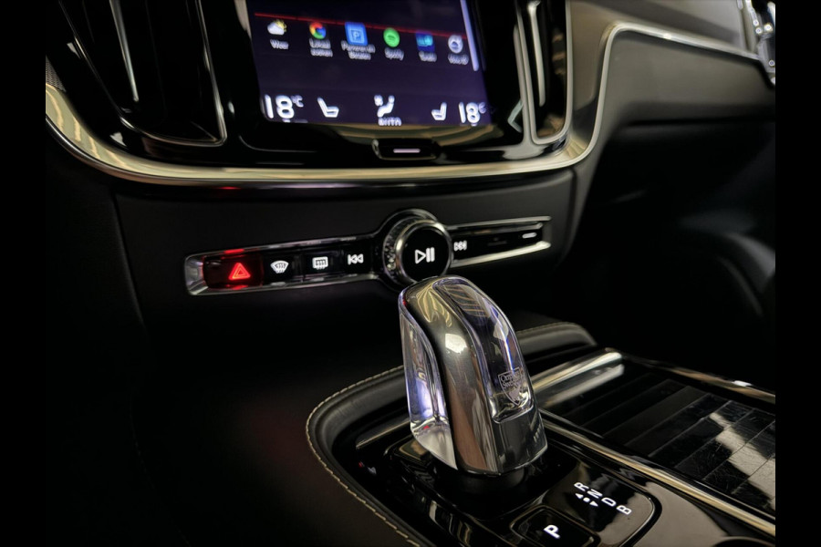 Volvo V60 2.0 T8 Recharge AWD R-Design Pano H/K Trekh. CarPlay