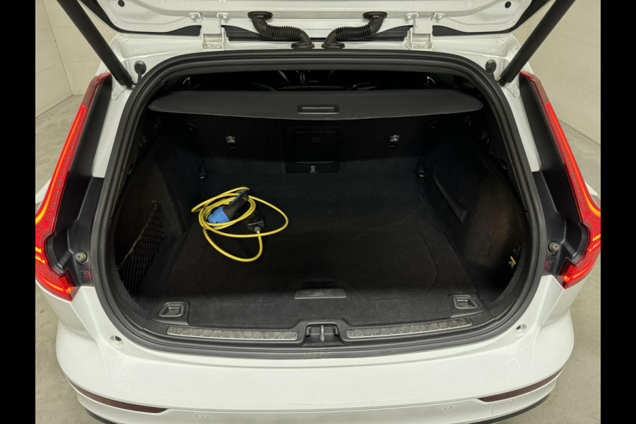 Volvo V60 2.0 T8 Recharge AWD R-Design Pano H/K Trekh. CarPlay