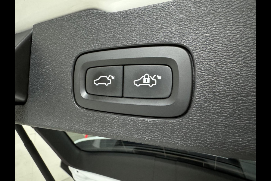 Volvo V60 2.0 T8 Recharge AWD R-Design Pano H/K Trekh. CarPlay