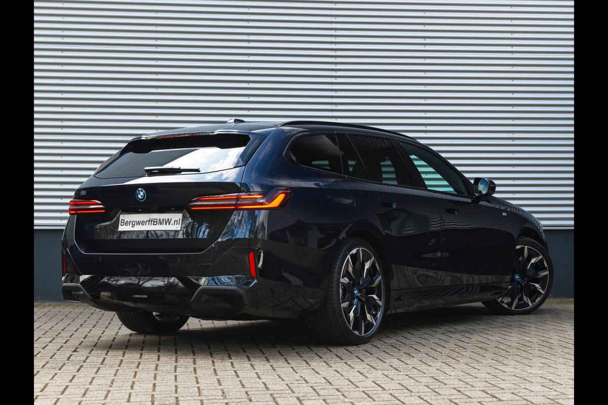 BMW i5 Touring eDrive40 M-Sport Pro - Onderstel Prof - Bowers & Wilkins - Trekhaak - Pano BMW i5 Touring eDrive40 M-Sport Pro - Onderstel Prof - Bowers & Wilkins - Trekhaak - Pano
