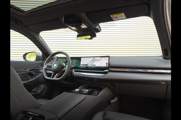 BMW i5 xDrive40 - M-Sport Pro - Pano - Trekhaak - ACC - Stoelventilatie