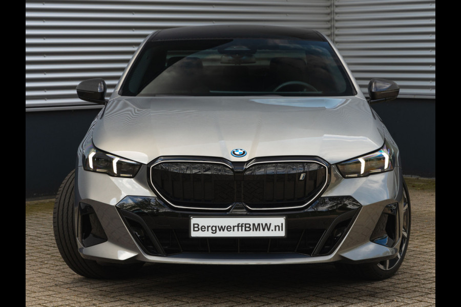 BMW i5 xDrive40 - M-Sport Pro - Pano - Trekhaak - ACC - Stoelventilatie