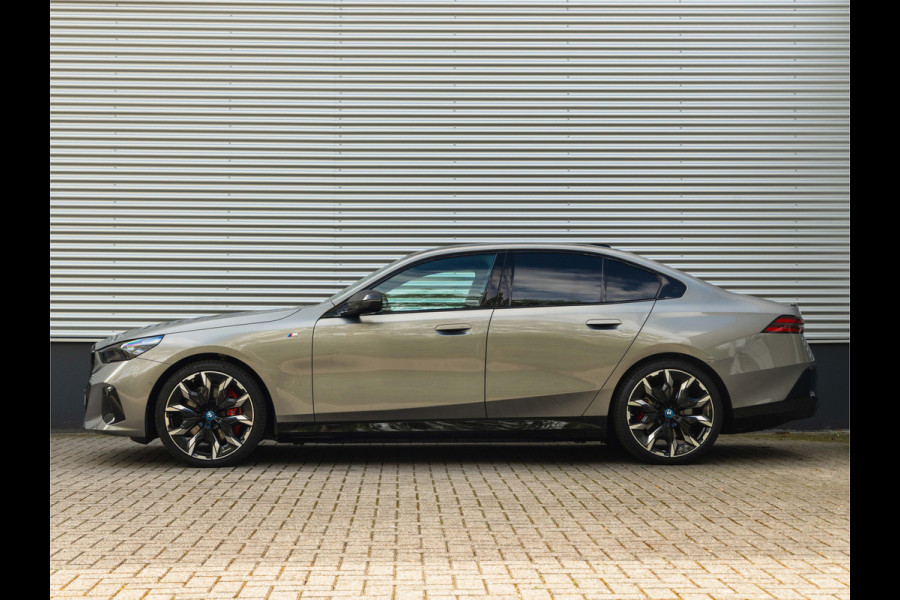 BMW i5 xDrive40 - M-Sport Pro - Pano - Trekhaak - ACC - Stoelventilatie