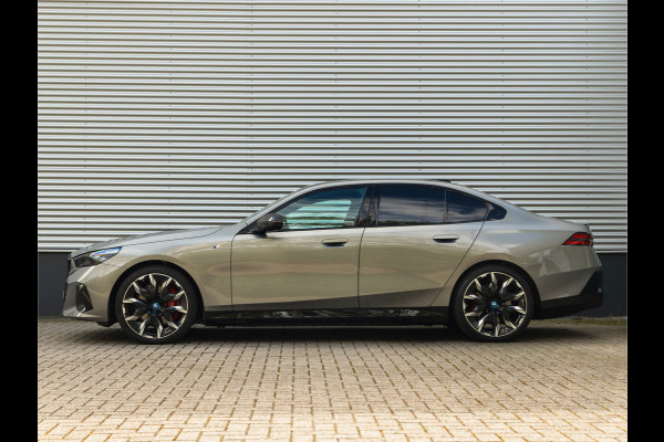 BMW i5 xDrive40 - M-Sport Pro - Pano - Trekhaak - ACC - Stoelventilatie