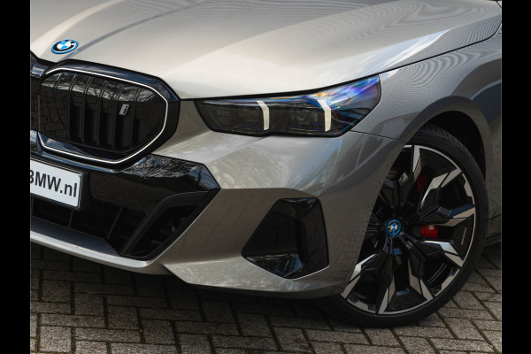 BMW i5 xDrive40 - M-Sport Pro - Pano - Trekhaak - ACC - Stoelventilatie