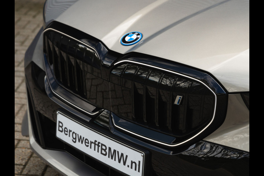 BMW i5 xDrive40 - M-Sport Pro - Pano - Trekhaak - ACC - Stoelventilatie