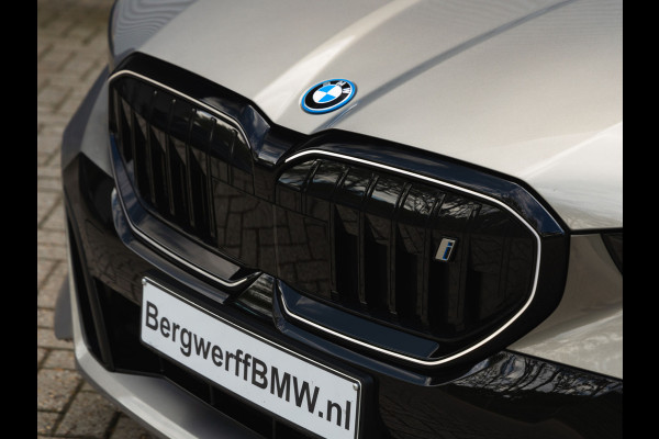 BMW i5 xDrive40 - M-Sport Pro - Pano - Trekhaak - ACC - Stoelventilatie