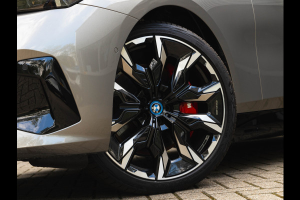 BMW i5 xDrive40 - M-Sport Pro - Pano - Trekhaak - ACC - Stoelventilatie