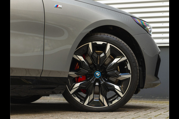 BMW i5 xDrive40 - M-Sport Pro - Pano - Trekhaak - ACC - Stoelventilatie