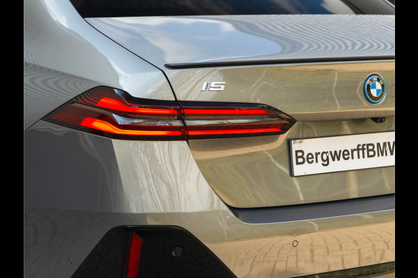 BMW i5 xDrive40 - M-Sport Pro - Pano - Trekhaak - ACC - Stoelventilatie