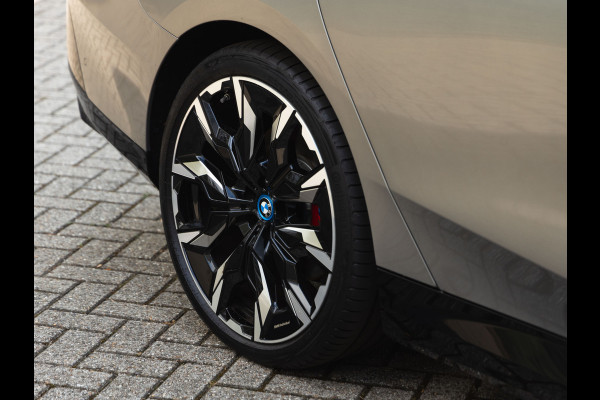 BMW i5 xDrive40 - M-Sport Pro - Pano - Trekhaak - ACC - Stoelventilatie