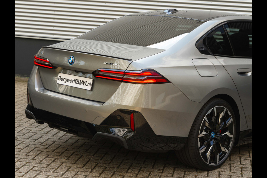 BMW i5 xDrive40 - M-Sport Pro - Pano - Trekhaak - ACC - Stoelventilatie