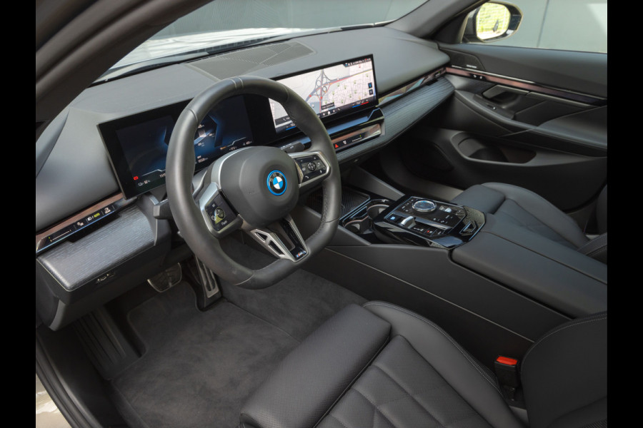 BMW i5 xDrive40 - M-Sport Pro - Pano - Trekhaak - ACC - Stoelventilatie