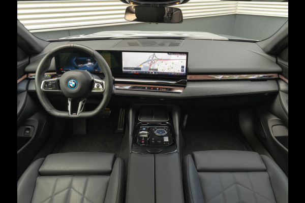 BMW i5 xDrive40 - M-Sport Pro - Pano - Trekhaak - ACC - Stoelventilatie