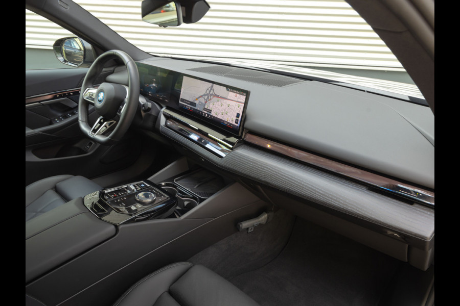 BMW i5 xDrive40 - M-Sport Pro - Pano - Trekhaak - ACC - Stoelventilatie