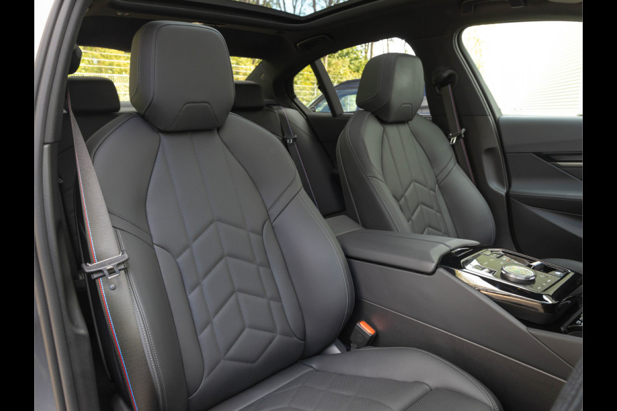 BMW i5 xDrive40 - M-Sport Pro - Pano - Trekhaak - ACC - Stoelventilatie