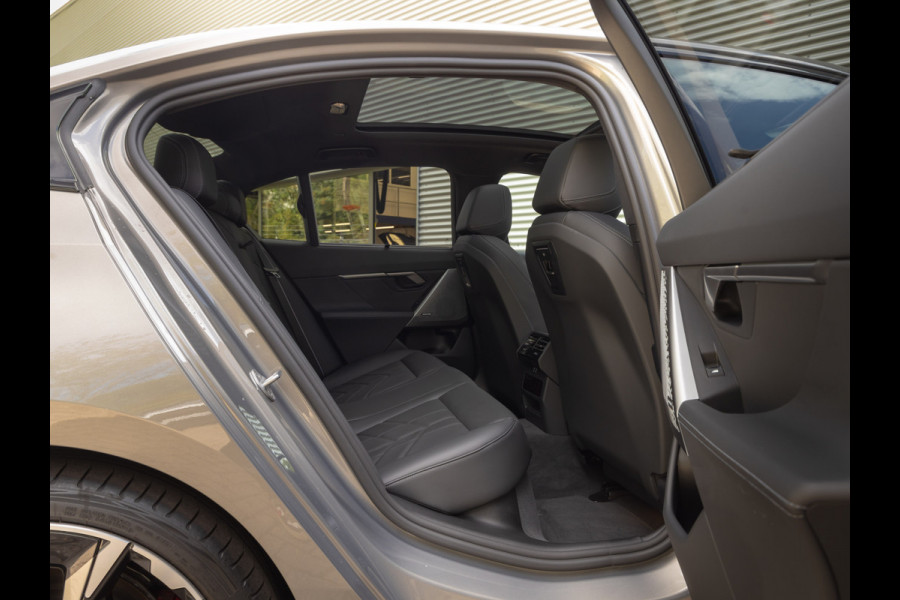 BMW i5 xDrive40 - M-Sport Pro - Pano - Trekhaak - ACC - Stoelventilatie