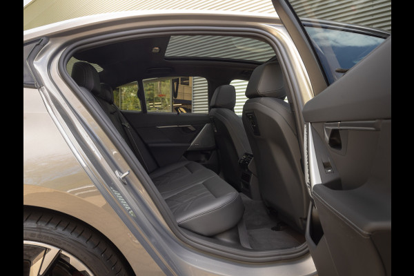 BMW i5 xDrive40 - M-Sport Pro - Pano - Trekhaak - ACC - Stoelventilatie