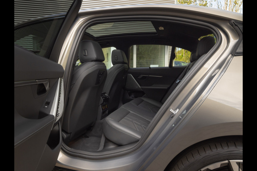 BMW i5 xDrive40 - M-Sport Pro - Pano - Trekhaak - ACC - Stoelventilatie