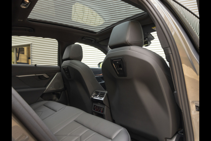 BMW i5 xDrive40 - M-Sport Pro - Pano - Trekhaak - ACC - Stoelventilatie